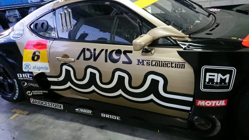 ADVICS muta Racing INGING M’s Collectionロゴ ガレージ内ドアパネルクローズアップ