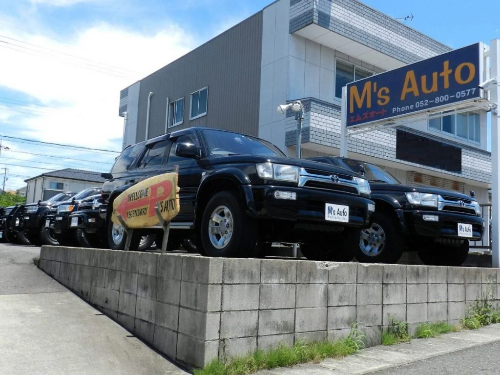 M'sオートの店舗前に並んだ黒い4ランナー複数台を撮影した写真