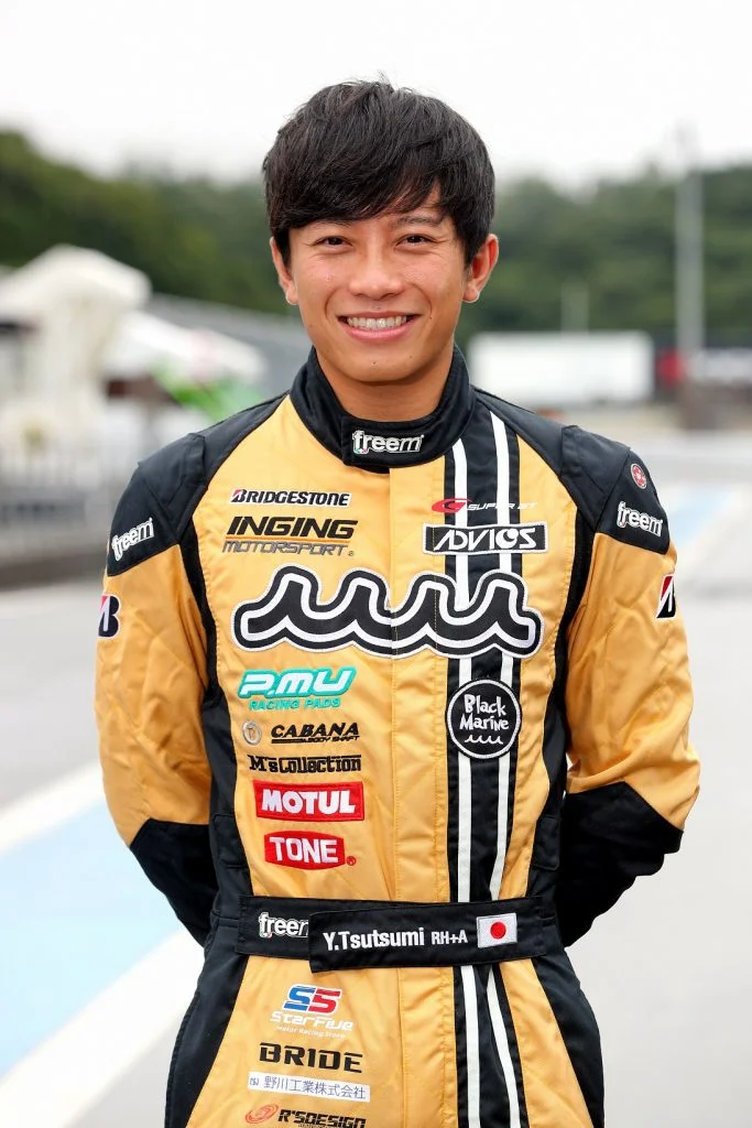 黄色いレーシングスーツを着たもう一人のドライバーのポートレート写真