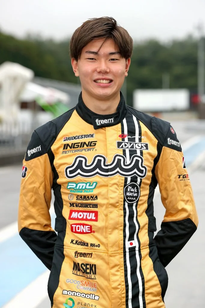 黄色いレーシングスーツを着た別のドライバーのポートレート写真
