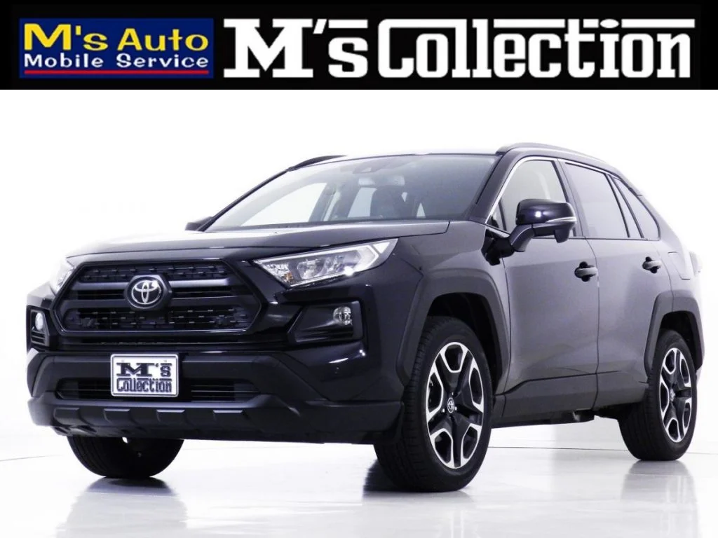 黒いRAV4ブラックエディションを斜め前方から撮影した外観写真