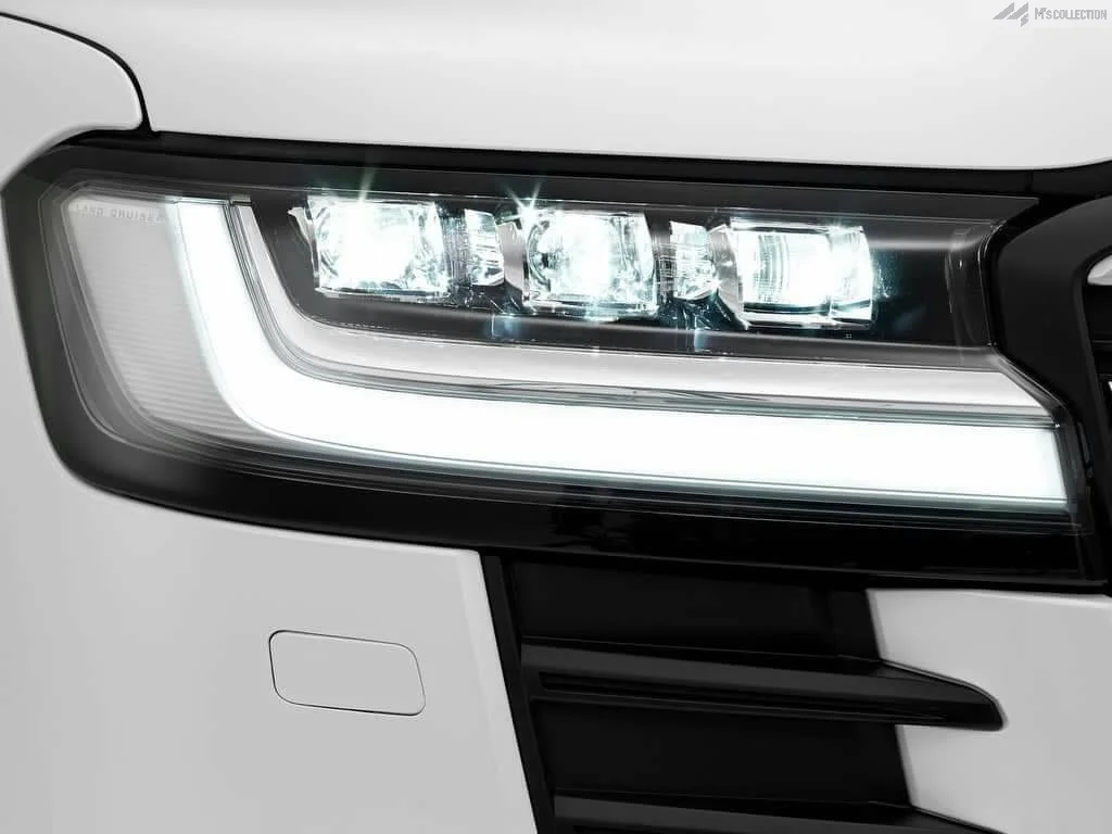 新型ランドクルーザー300系 LEDヘッドライトのクローズアップ