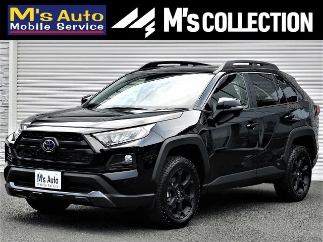 TOYOTA RAV4 アドベンチャーオフロードパッケージ 黒 フロント斜め前方からの外観、ヘキサゴングリルとマットブラックホイール
