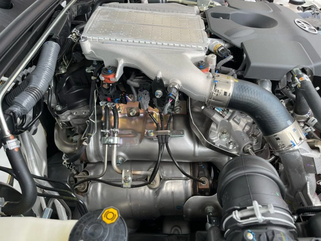 TOYOTA HILUX GUN125 エキゾースト周りとターボ吸気ホースのエンジンルームをクローズアップ