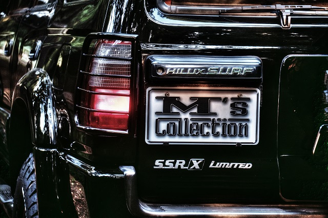 SSR-Xリミテッドのエンブレムとリアテールランプをアップで撮影した写真