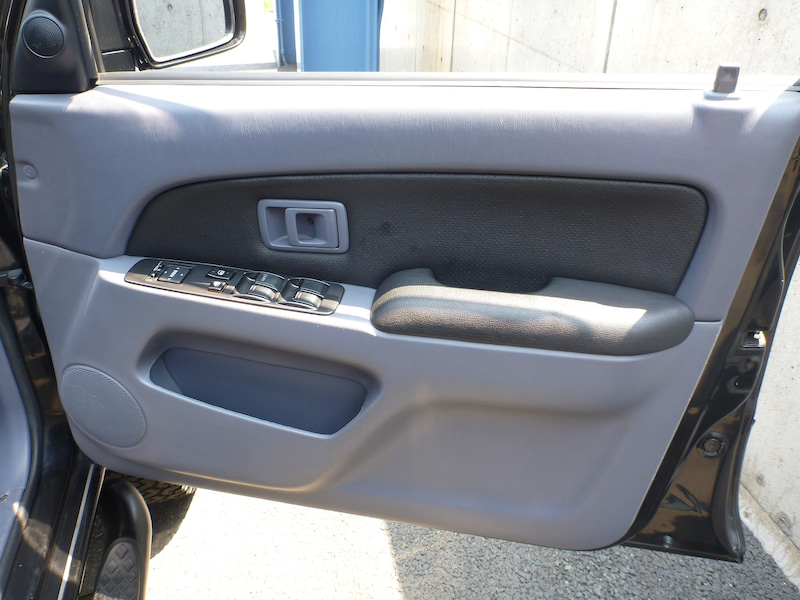運転席側のドアトリムとパワーウィンドウスイッチをアップで撮影した写真