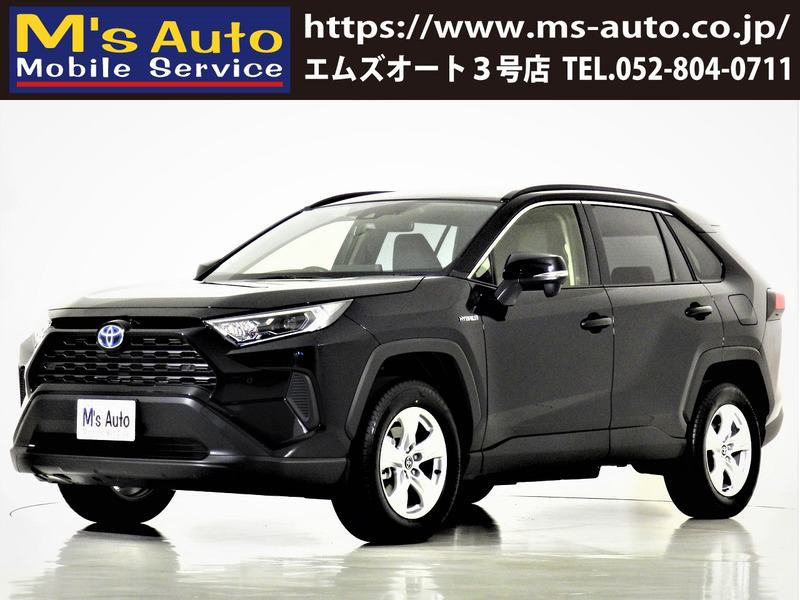 黒のトヨタRAV4ハイブリッドを斜め前方から撮影した外観写真