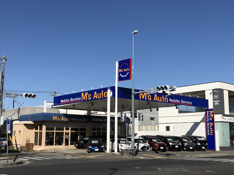 M'sオートの店舗外観と駐車車両を撮影した写真