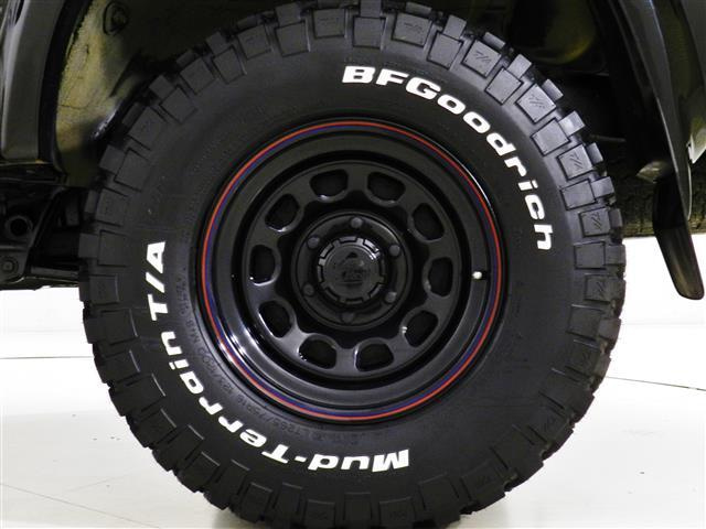 185系ハイラックスサーフ ブラックアルミホイール BFGoodrich Mud-Terrainタイヤ クローズアップ