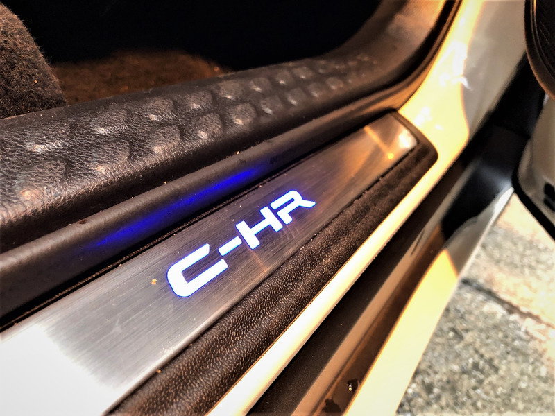light up した C-HR ロゴ入りのスカッフプレートをアップで撮影した写真