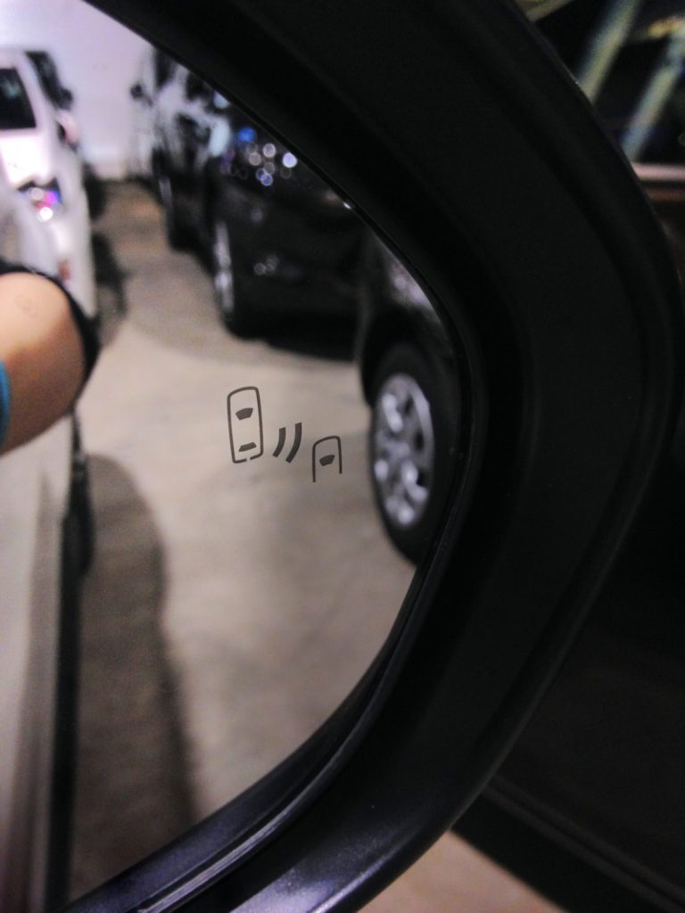 サイドミラーに表示されたブラインドスポットモニターの警告灯をアップで撮影した写真
