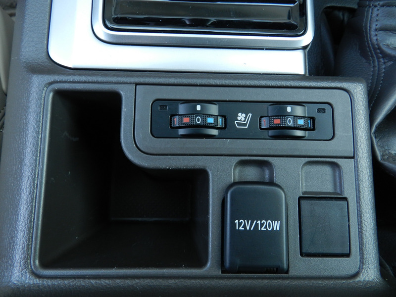 シートヒーター操作パネルと12V/120W電源ソケットを撮影した写真