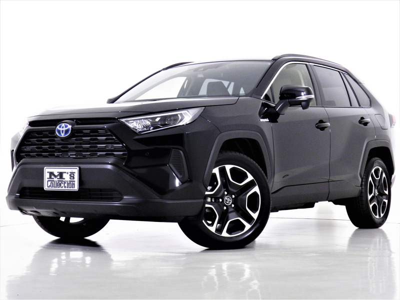 黒のトヨタRAV4を斜め前方から撮影した外観写真