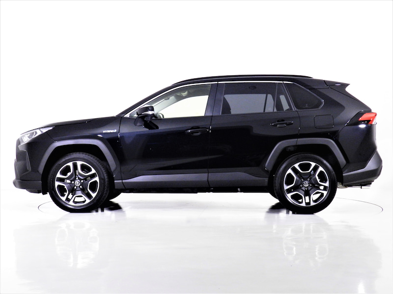 黒のトヨタRAV4ハイブリッドを真横から撮影した外観写真