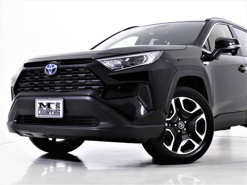 黒のトヨタRAV4を斜め前方から撮影した外観写真