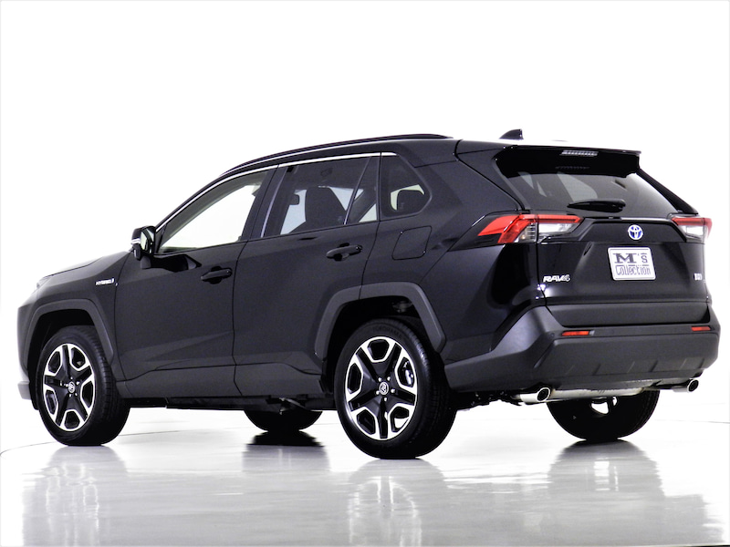 黒のトヨタRAV4を斜め後方から撮影した外観写真