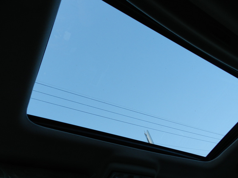 サンルーフを開けて空を見上げるように撮影した室内写真