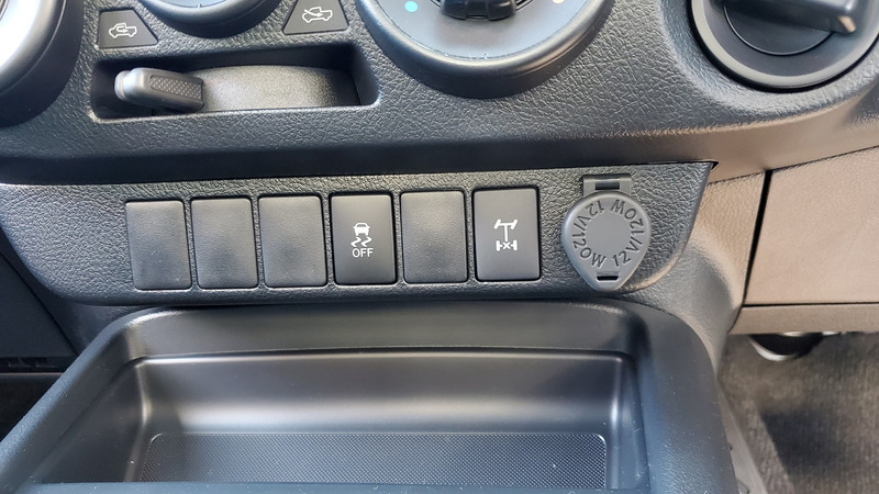 運転席まわりのスイッチパネルとカップホルダー付近を撮影した室内写真