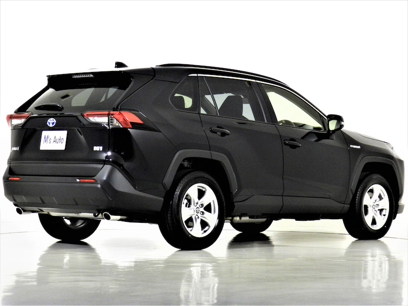黒いRAV4を斜め後方からスタジオで撮影した外観写真