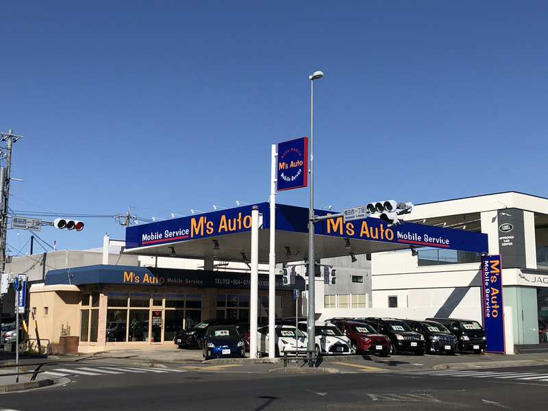 M'sオートの店舗前と駐車車両を撮影した外観写真