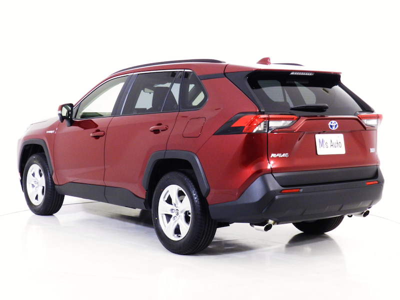 赤いRAV4を斜め後方からスタジオで撮影した外観写真