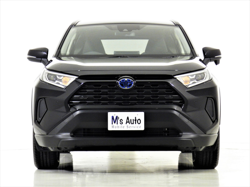 黒のトヨタRAV4ハイブリッドXを正面から撮影した外観写真