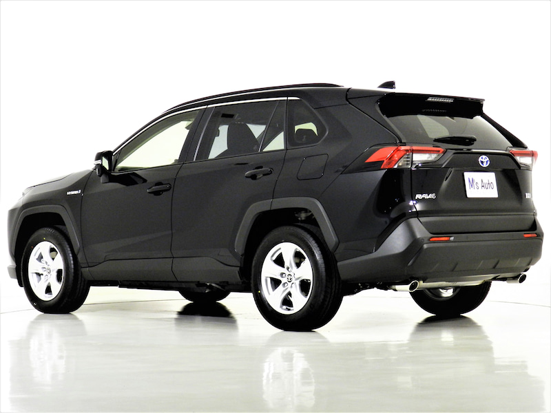 黒のトヨタRAV4ハイブリッドXを斜め後方から撮影した外観写真