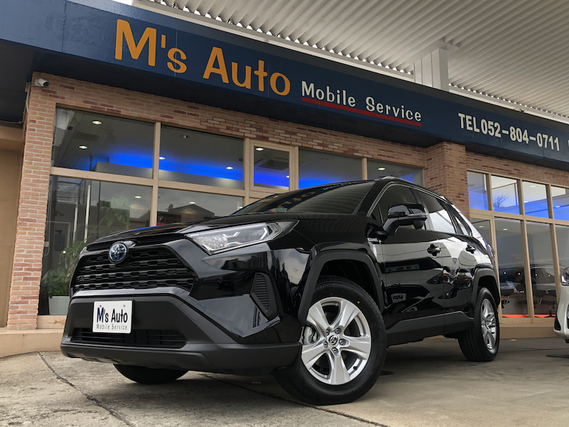 M'sオート店舗前に停めた黒のトヨタRAV4ハイブリッドXを撮影した外観写真