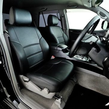 オプション人気ランキング上位のブラックレザー調シートカバー！