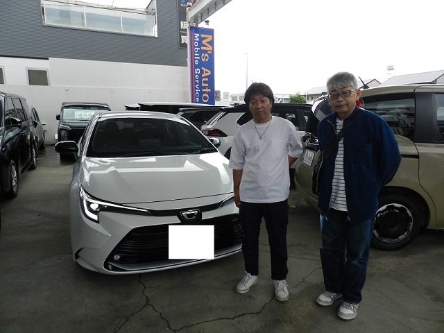 トヨタ カローラツーリング 納車日のお客様と車両
