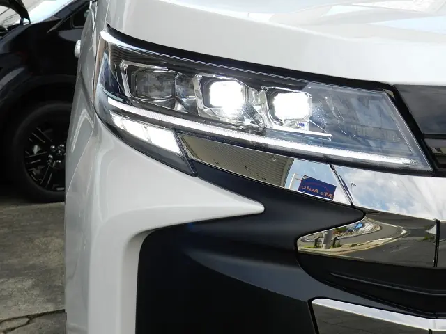 トヨタ ノア 2026年式 プロジェクター式LEDヘッドランプ点灯