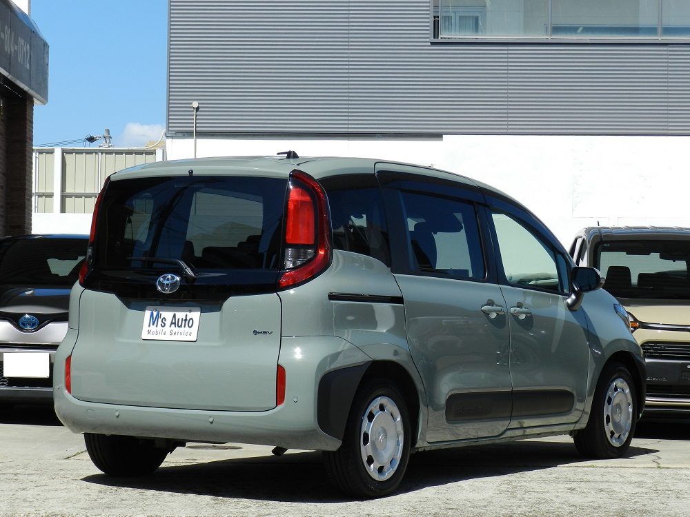 トヨタ シエンタ ハイブリッド カーキ リアビュー