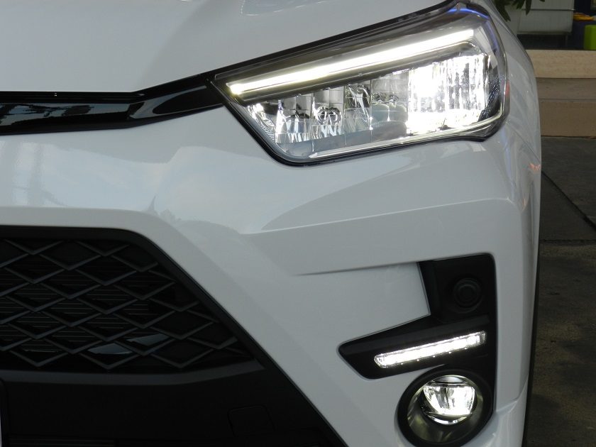 トヨタ ライズ ハイブリッドZ LEDヘッドライト