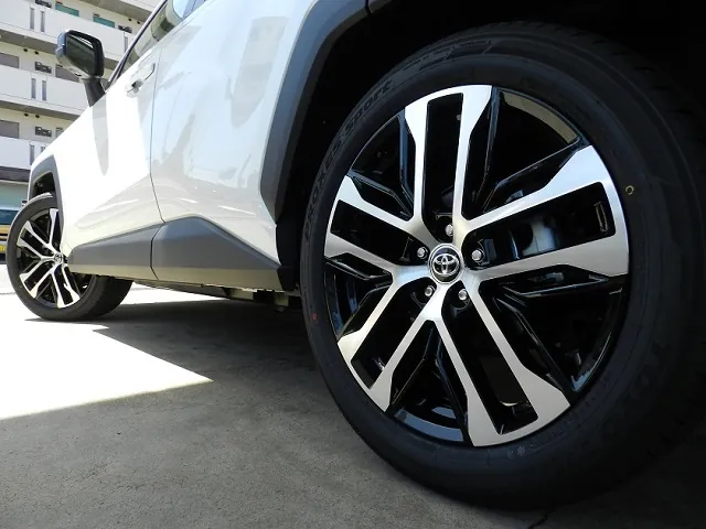 トヨタRAV4 2026年式 235/50R20タイヤと20インチ切削光輝アルミホイール