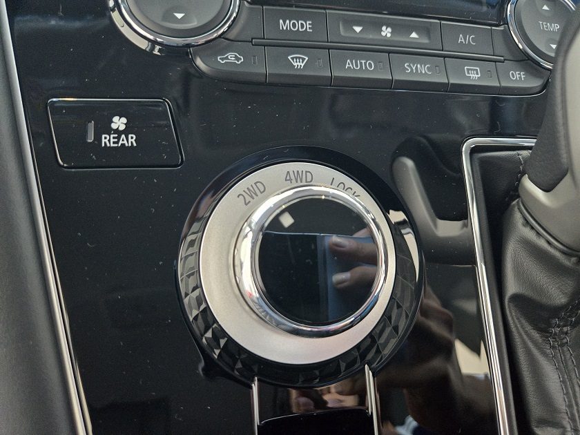 三菱 デリカD:5の4WD切替ダイヤル(2WD/4WD/LOCK)