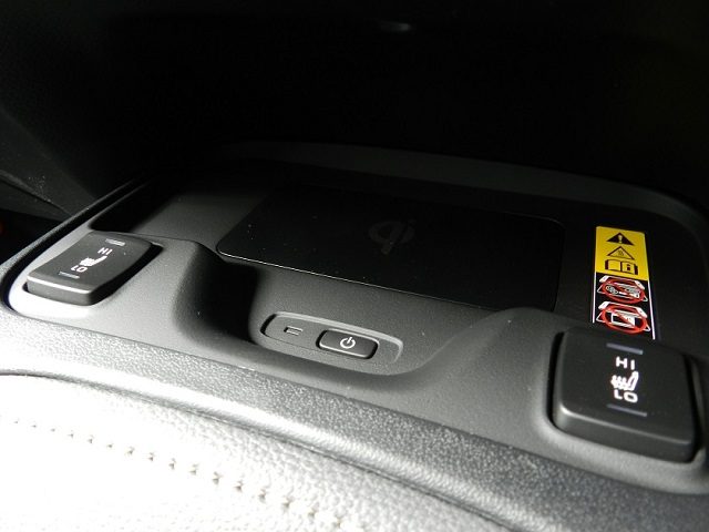 トヨタ カローラツーリング 置くだけ充電のトレイ