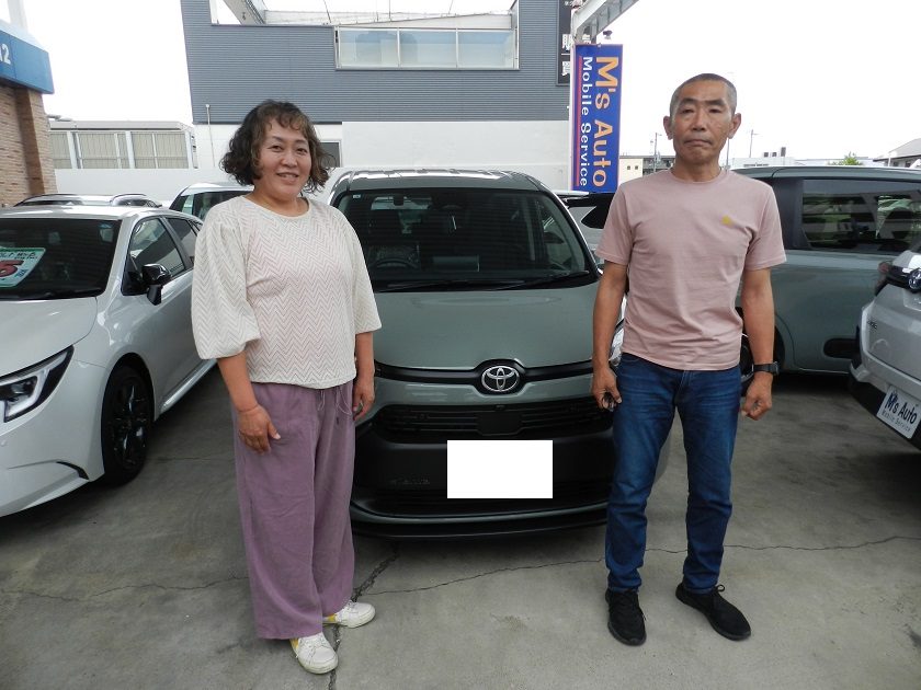 トヨタ シエンタ ハイブリッド納車当日 K様との記念写真