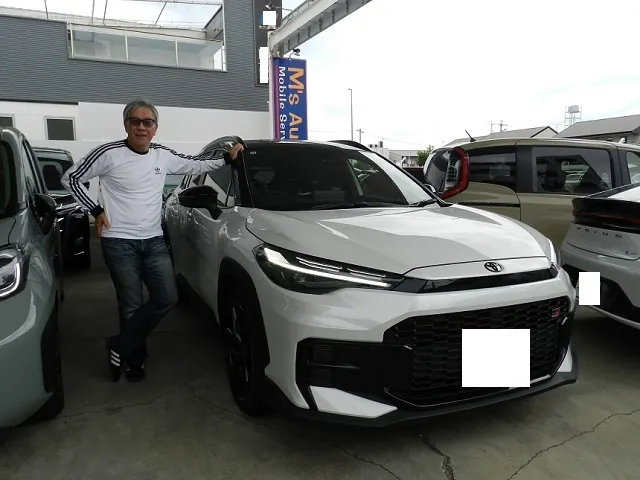 トヨタ カローラクロス 2026年式 GR SPORT ご納車時のお客様との記念写真