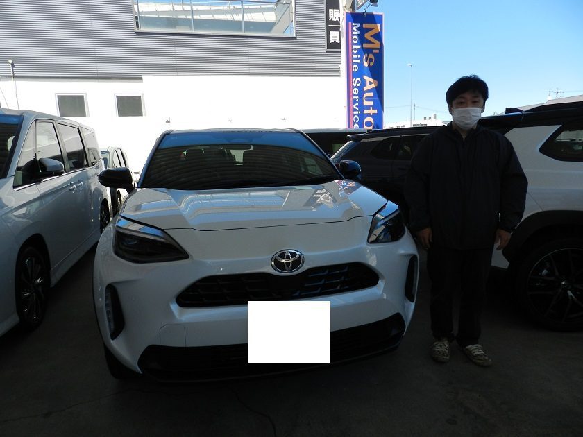 ヤリスクロス ハイブリッドZグレード ホワイト 納車式でのお客様と車両