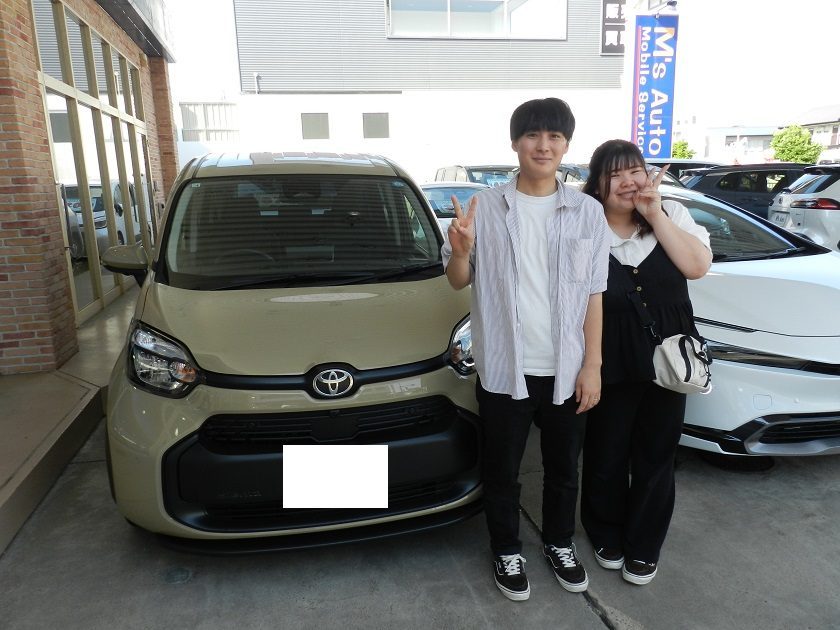 シエンタ ベージュ 納車式でのお客様と車両