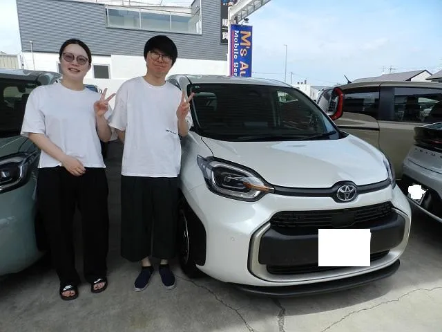 トヨタ シエンタ 2026年式 ハイブリッド Z プラチナホワイトパールマイカ ご納車時のお客様との記念写真