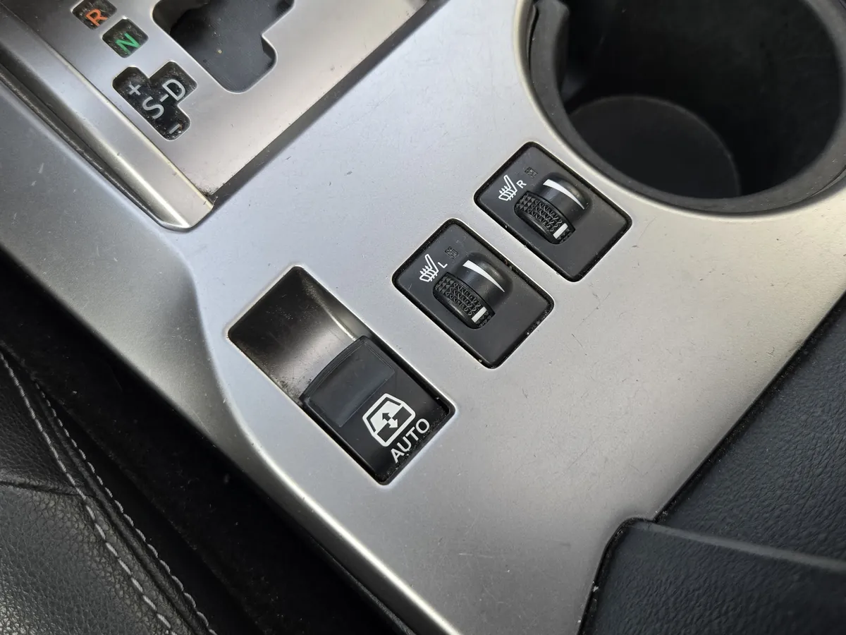 USトヨタ 4RUNNER 2014年式 シートヒーターのスイッチ