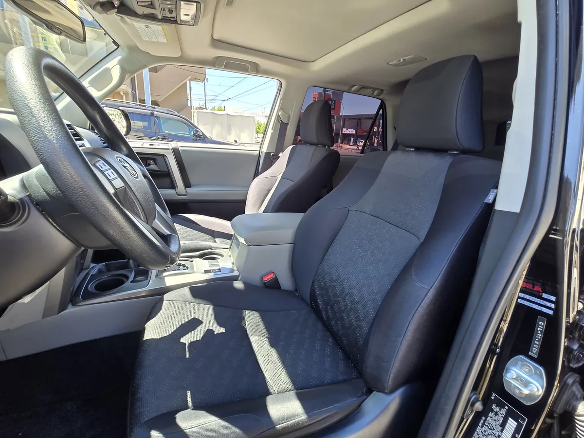 USトヨタ 4RUNNER 2012年式 フロントシート 運転席からのアングル