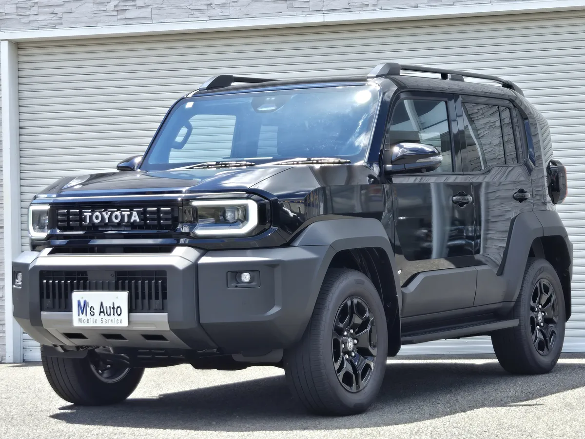 ランドクルーザーFJ 2026年式 フロントエクステリア斜め前 LEDデイタイムランニングランプ点灯