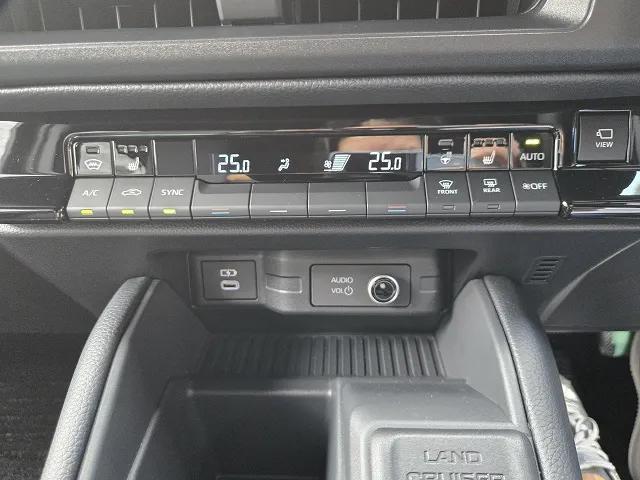 ランドクルーザーFJ 2026年式 左右独立温度設定のエアコン操作パネル