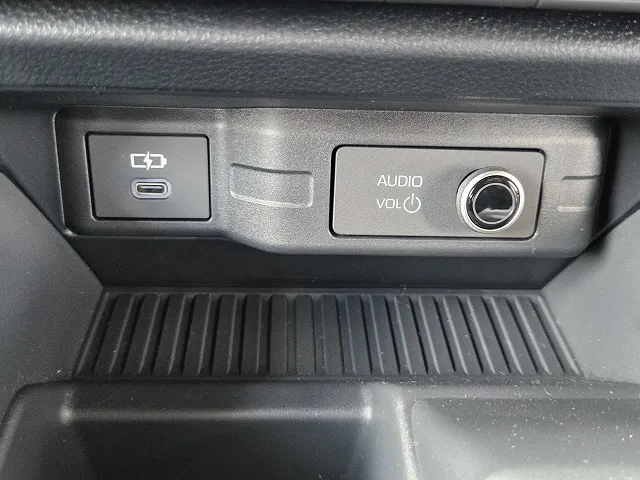 ランドクルーザーFJ 2026年式 USB Type-C端子とボリュームノブ
