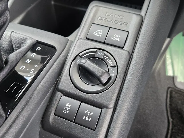 ランドクルーザーFJ 2026年式 パートタイム4WDの切替ダイヤルとリヤデフロックスイッチ