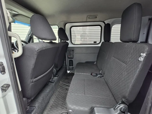 ダイハツ ハイゼットカーゴ 2022年式 後部座席シート