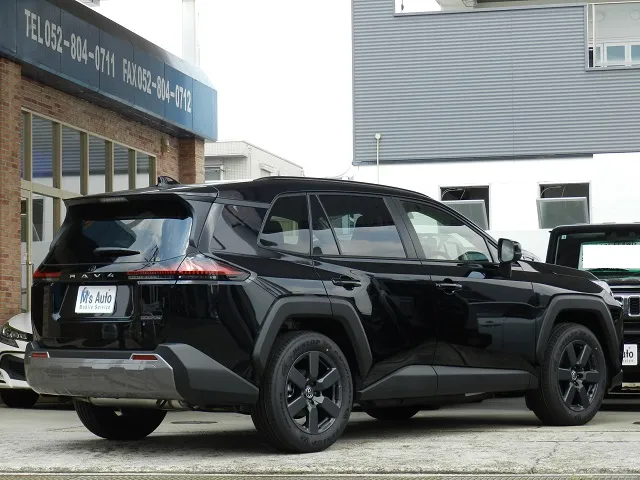新型RAV4 2026年式 アティチュードブラックマイカ リヤビュー右斜め
