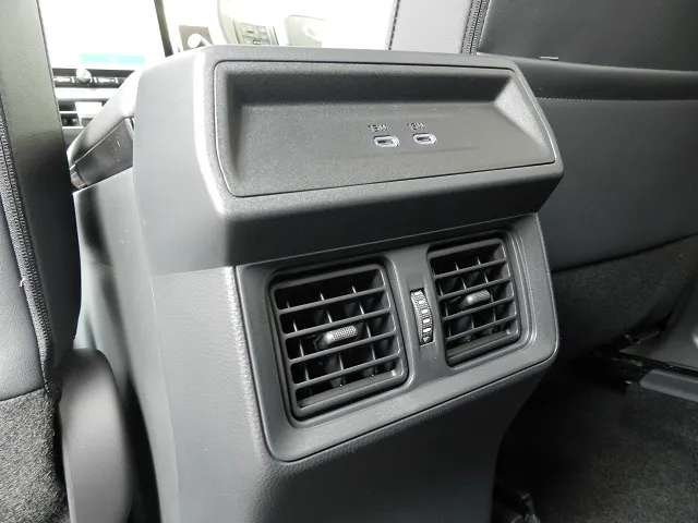 新型RAV4 2026年式 後部座席足元の操作部